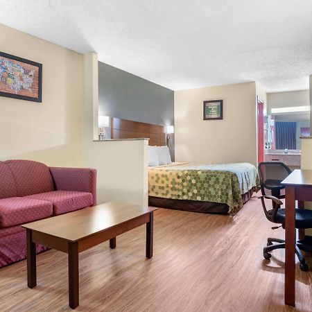 Econo Lodge Inn & Suites Forest Buitenkant foto