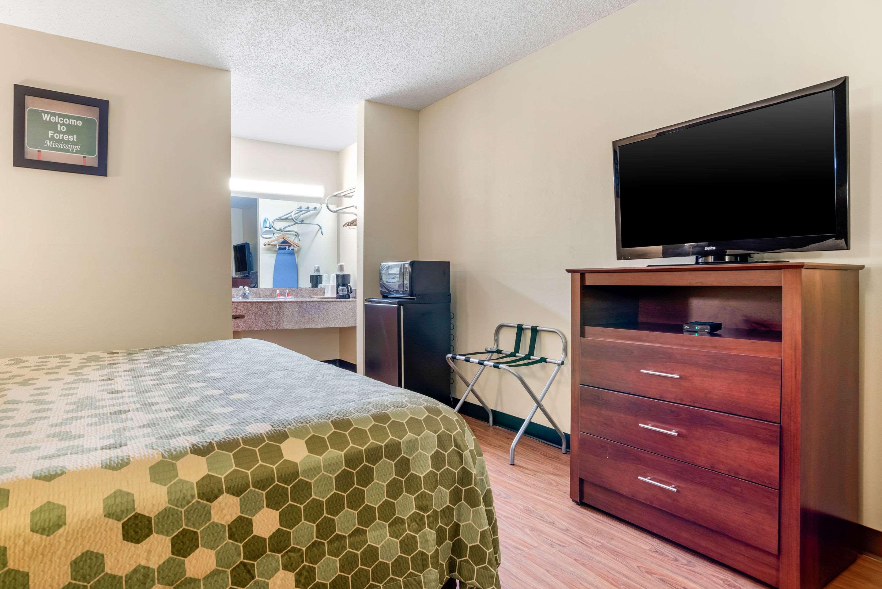 Econo Lodge Inn & Suites Forest Buitenkant foto