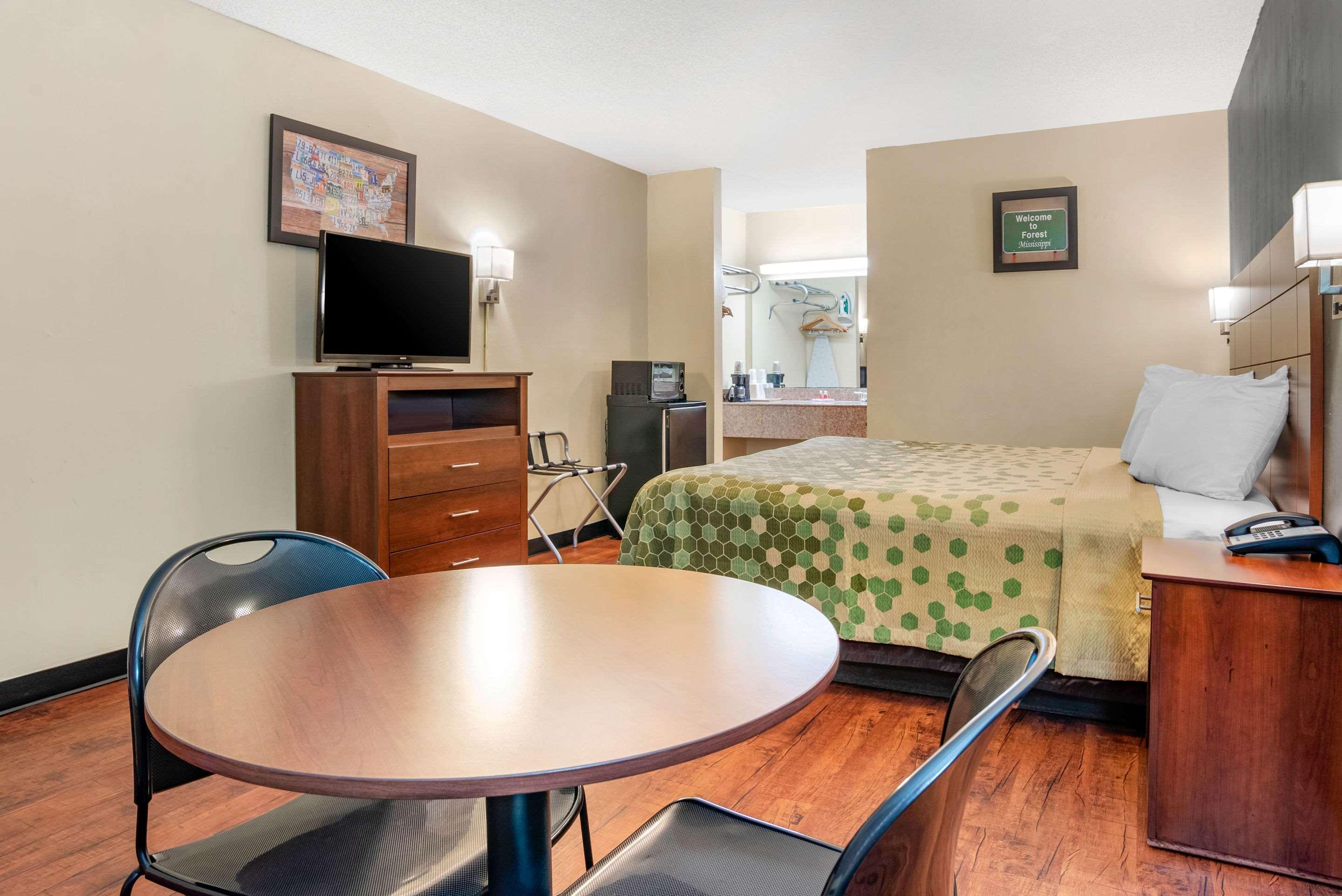 Econo Lodge Inn & Suites Forest Buitenkant foto