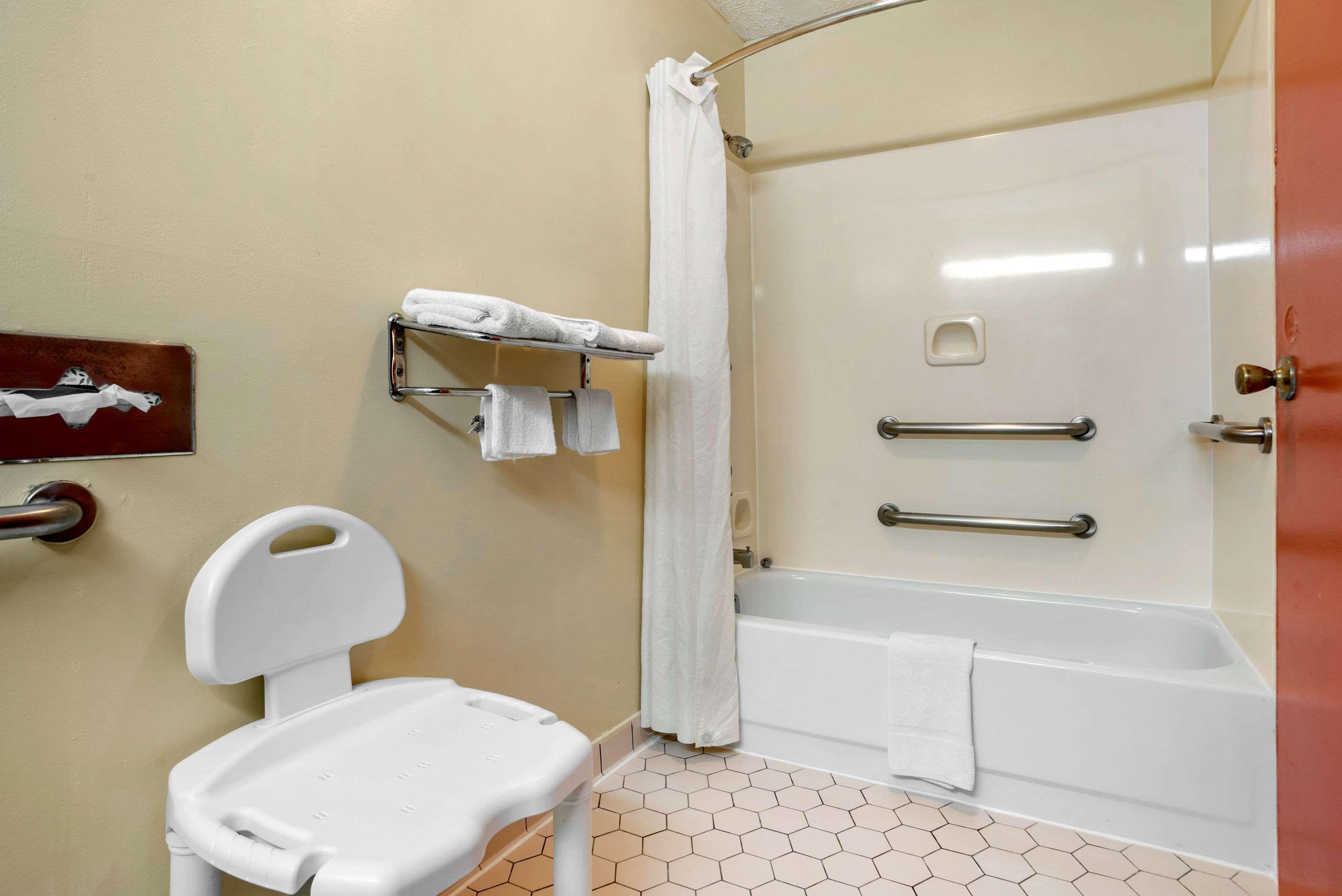Econo Lodge Inn & Suites Forest Buitenkant foto