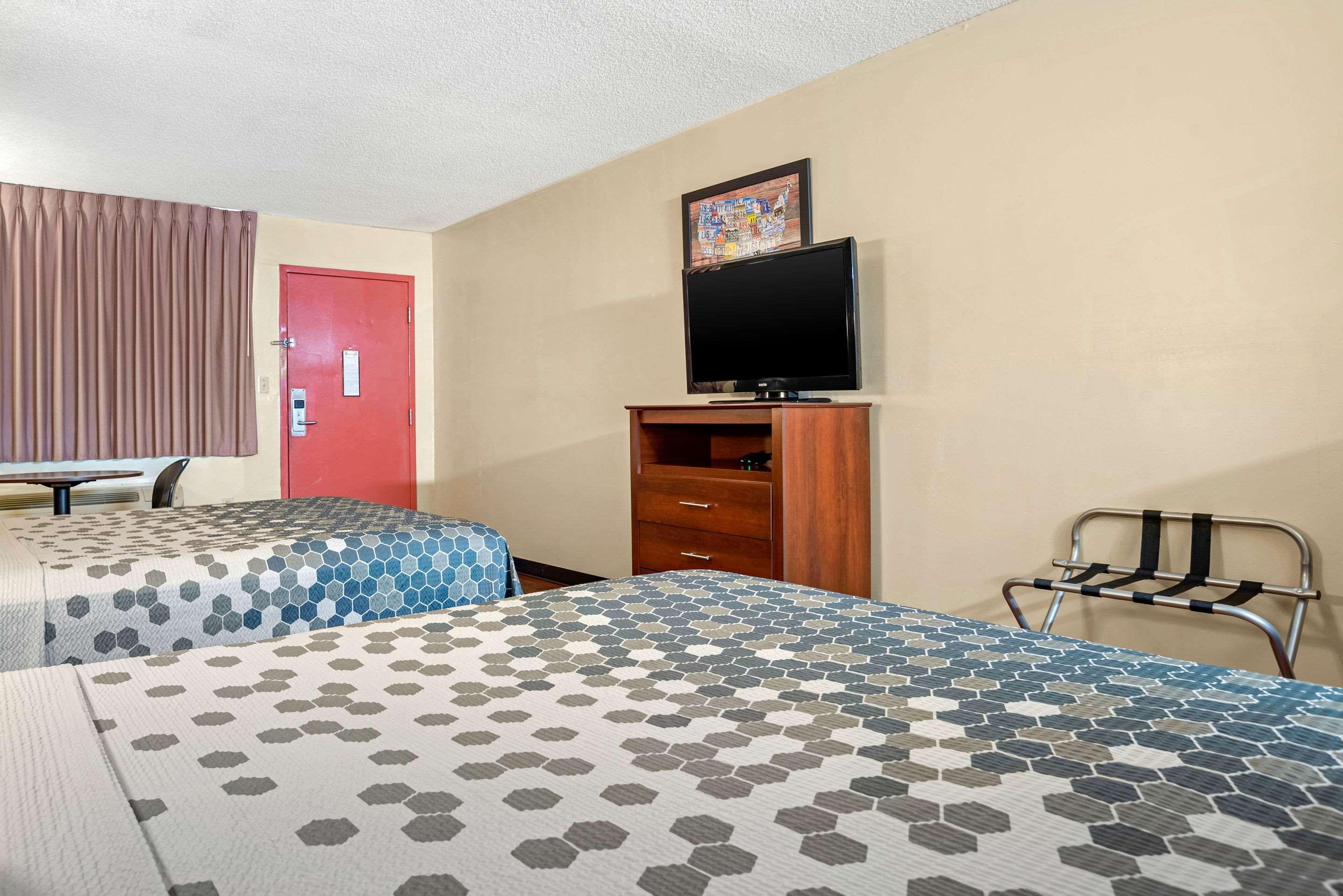Econo Lodge Inn & Suites Forest Buitenkant foto