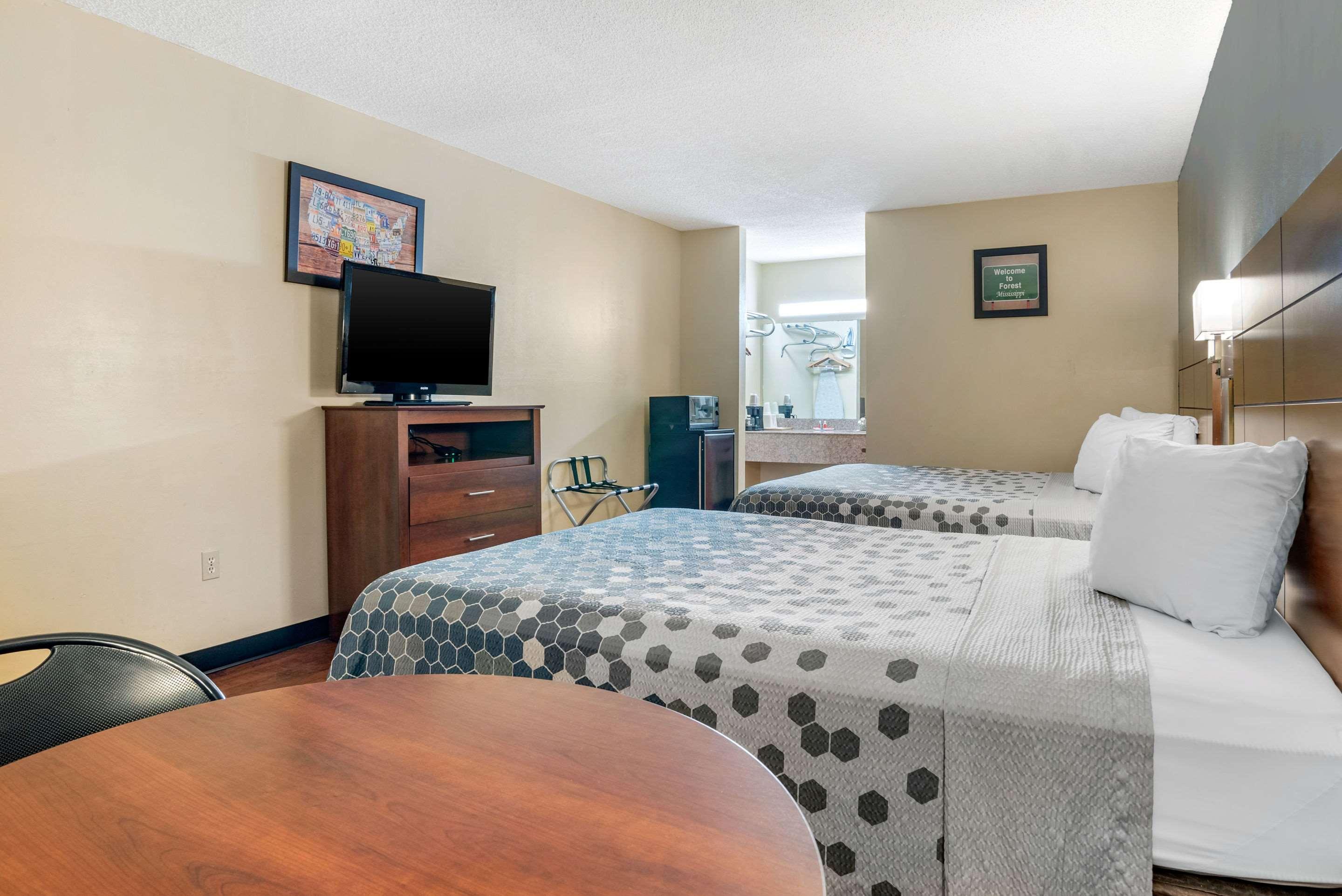 Econo Lodge Inn & Suites Forest Buitenkant foto