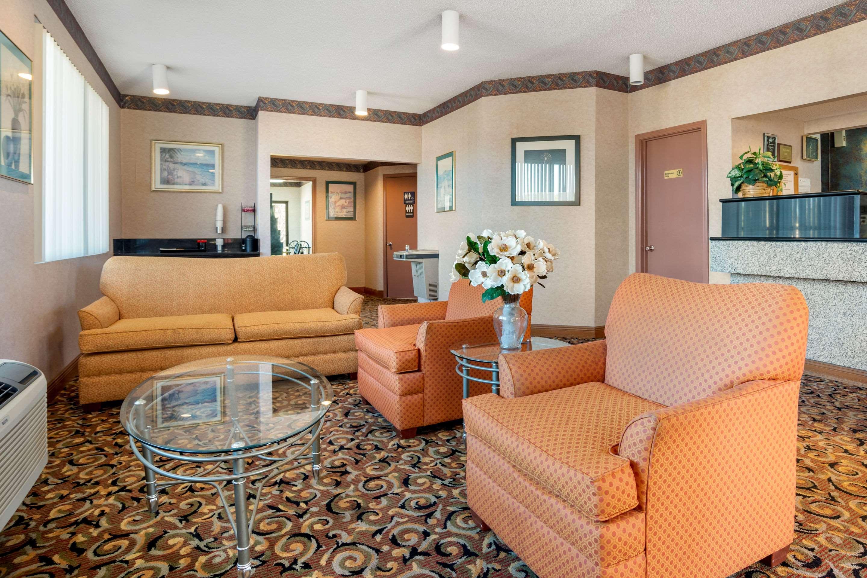 Econo Lodge Inn & Suites Forest Buitenkant foto