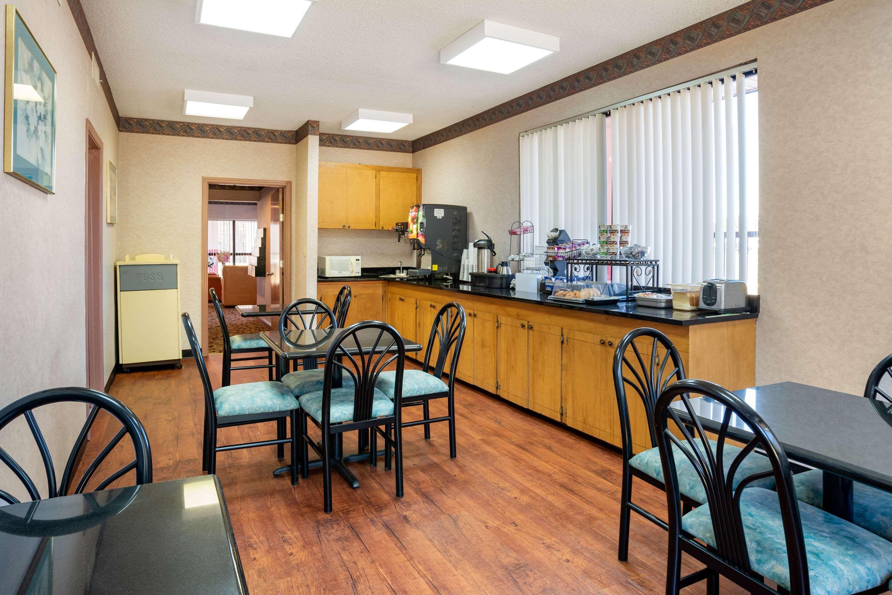 Econo Lodge Inn & Suites Forest Buitenkant foto