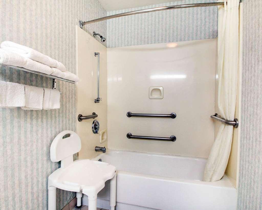 Econo Lodge Inn & Suites Forest Kamer foto