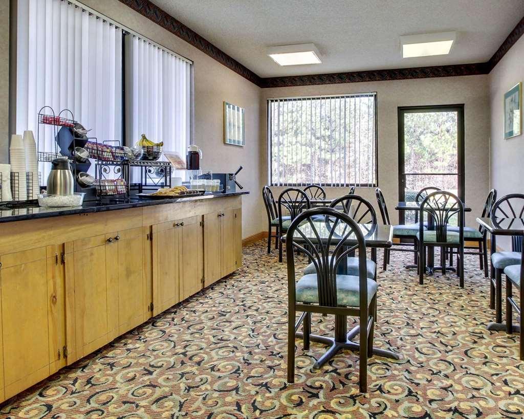 Econo Lodge Inn & Suites Forest Restaurant foto